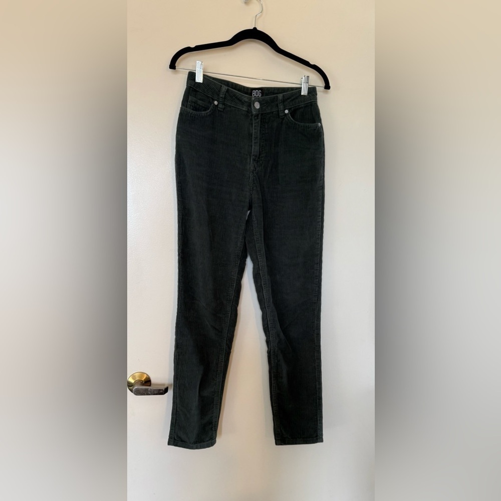 BDG Mom High Rise Green Corduroy Pants in Size 25